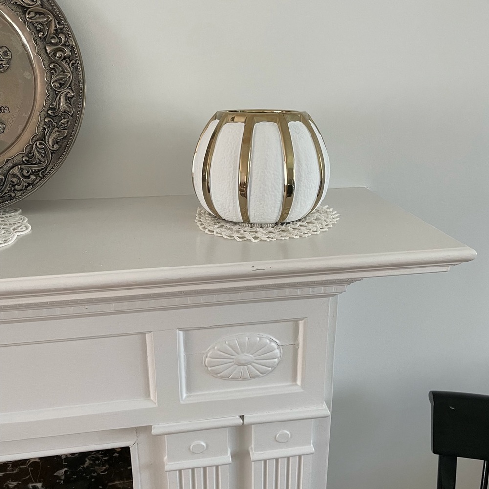 A beautiful textured ceramic flower vase - Picture 13 of 13